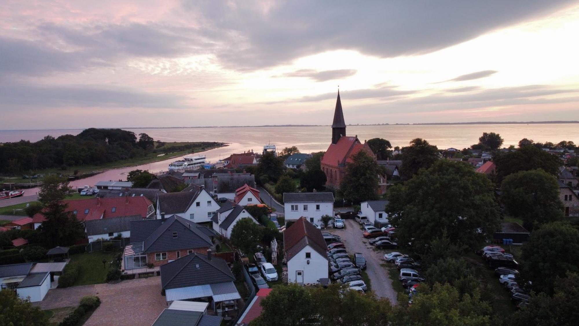 Reetferienhaus - Schaprode Hafen Екстериор снимка